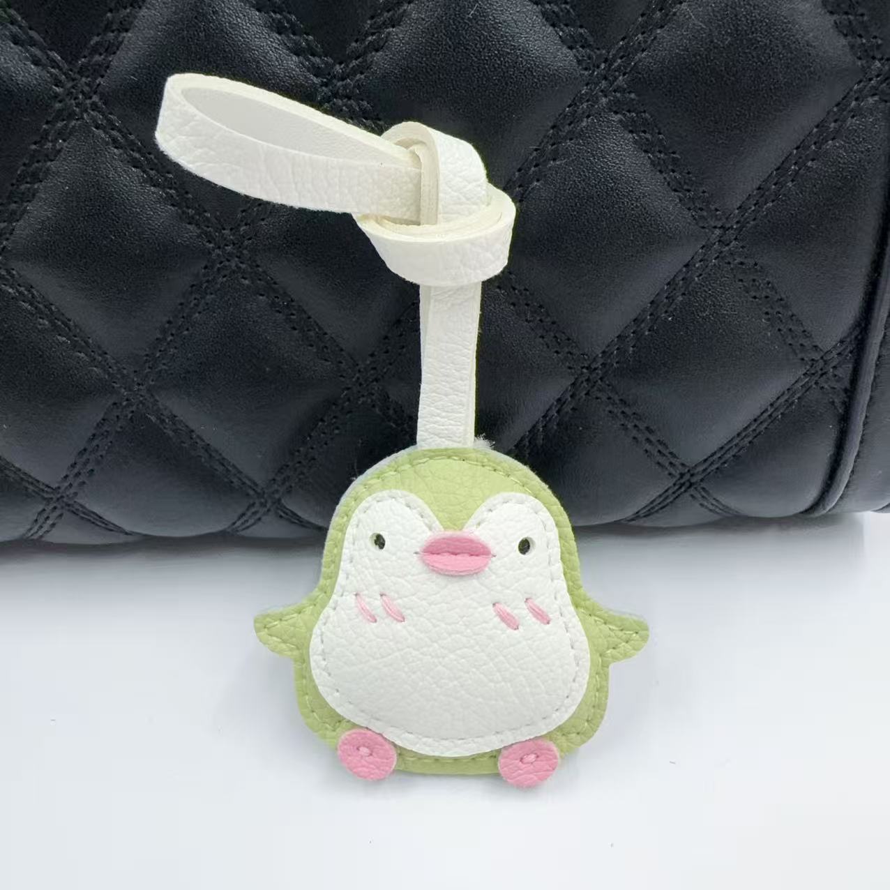 Cute pingüino cuero colgante accesorios de dibujos animados pingüino bolsos joyas colgante al por mayor