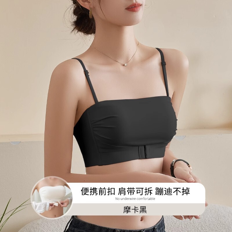 肩ひものない下着の女性は滑り止めの大きな胸を集めて、光を防ぎます。|undefined