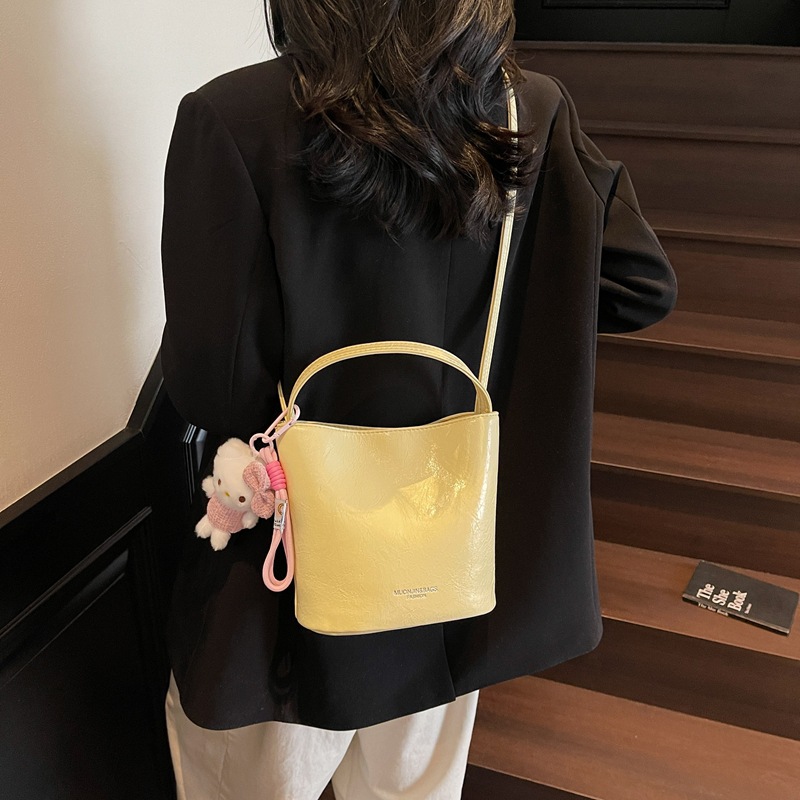 Bolso de cubo de viajero de gran capacidad simple de moda de moda para mujer 2025 nuevo bolso de mensajero de hombro casual de color sólido popular