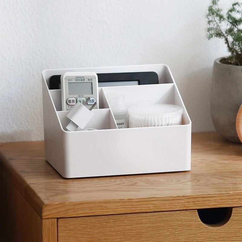 La Sala de estar del dormitorio de la esquina perezosa tiene una caja de almacenamiento de escritorio de oficina de plástico multifuncional y una caja de almacenamiento de cosméticos.