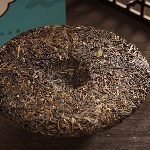 Yunnan specialty manufacturer wholesale gift box gift class seal impression 357g cooked tea cake Pu'er tea