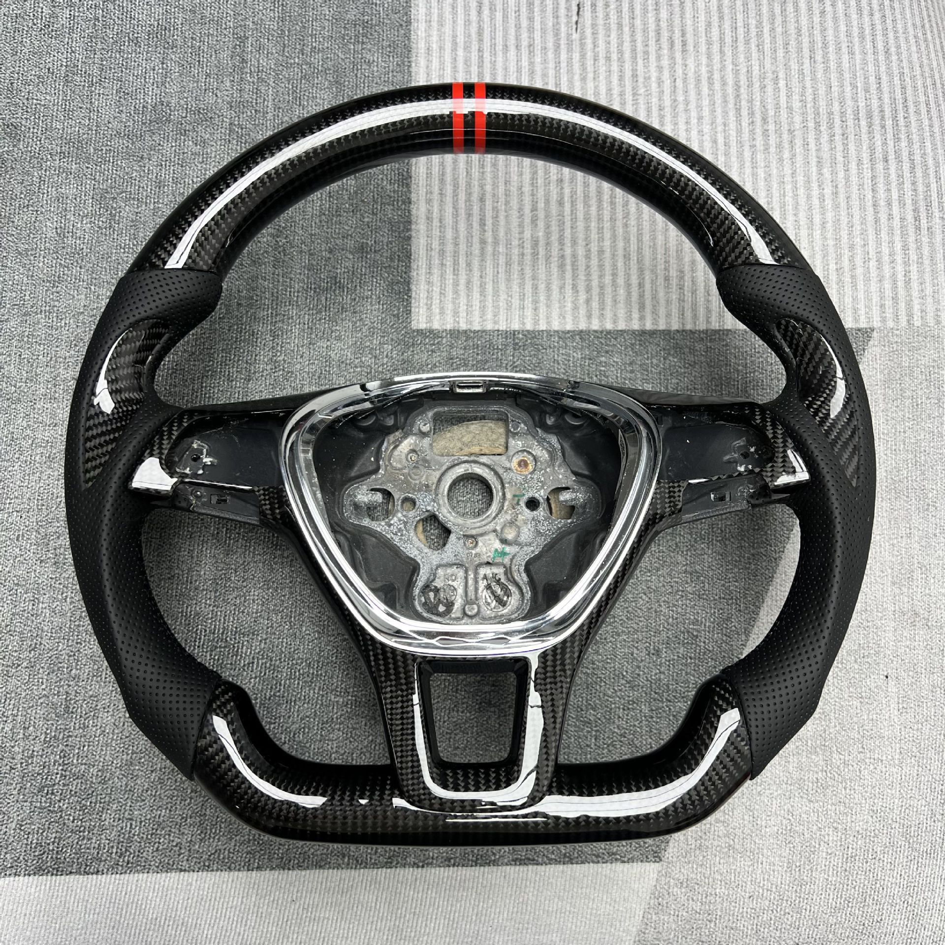 Factory customized carbon fiber steering wheel processing is suitable for Volkswagen Magotan/Sapat/Tuyue/Weilan/Polo