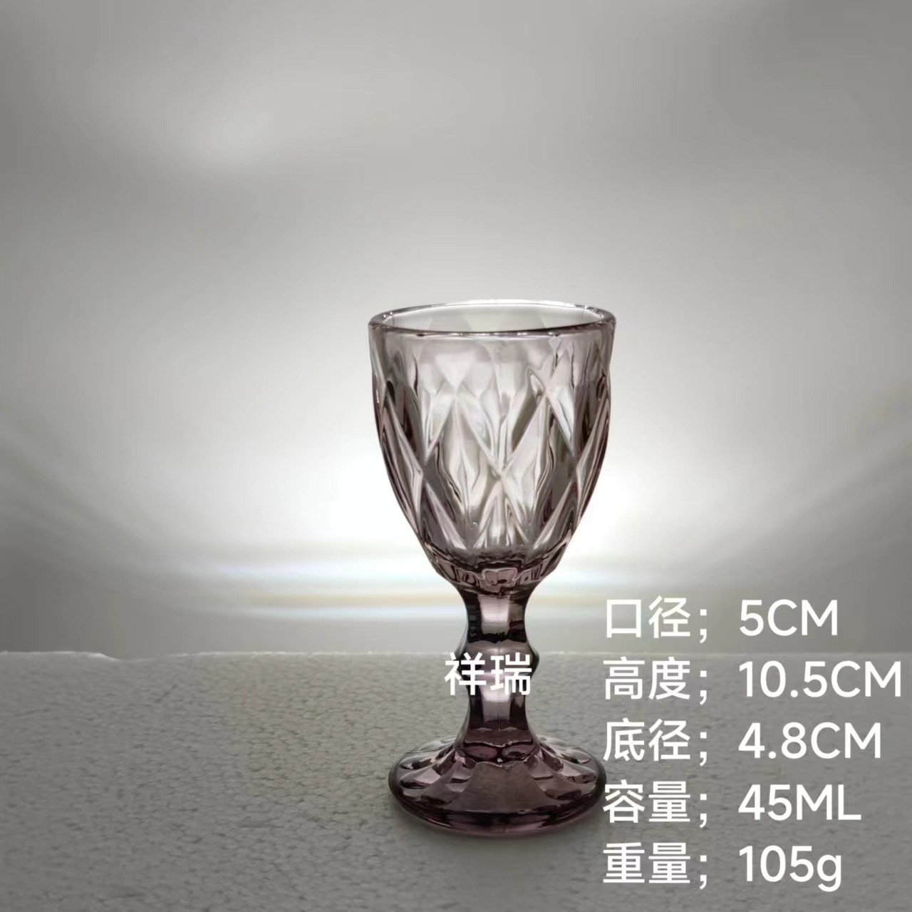 Copa de vino fuerte en forma de diamante púrpura claro