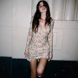 法式小众25年夏季新款度假风沙滩深V领长袖防晒短款碎花连衣裙女