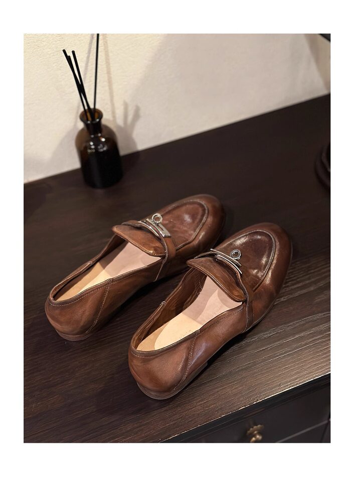 Giày lười nữ da bò khóa kim loại phong cách Anh, mũi tròn, gót thấp 1–3 cm — màu nâu, màu đen chi tiết 30