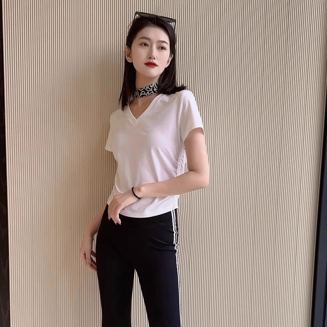 Áo thun nữ cổ chữ V tay ngắn xếp ly bên hông thiết kế đơn giản — Màu đen chi tiết 5