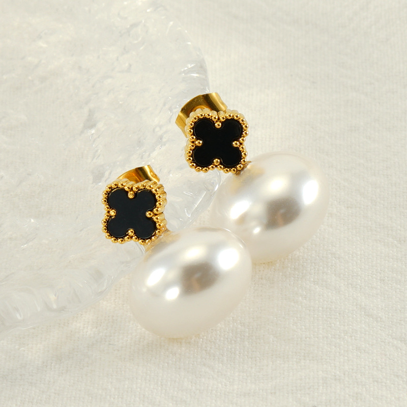 Amazon nuevo trébol de cuatro hojas pendientes luz moda de lujo simple elegante perla pendientes de acero de titanio en stock al por mayor