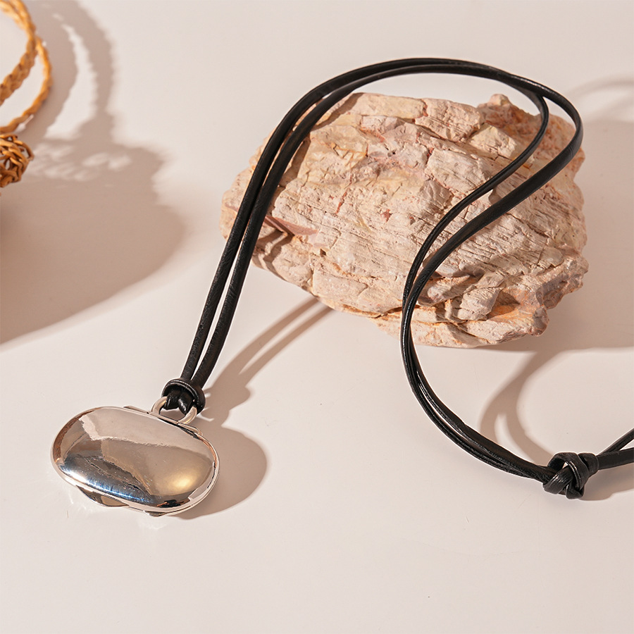 38g Weight Alloy Pendant Material Pendant Necklace Classification Alloy, Leather Rope Chain Material snake chain Chain Type 1 Piece Quantity Holiday, Daily, Selfie Occasion Alloy Material Geometric Pattern Women's Gender Plating Design Simple Style Style Simple Style Geometric Alloy Snake Chain Pendant Necklaces Wholesale 6