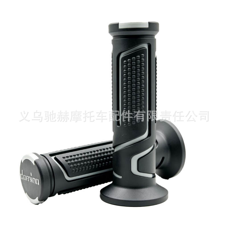 Directly supplied by the manufacturer, these motorcycle handlebar grips are suitable for 22/24mm handlebars and are a universal modification accessory for motorcycles
