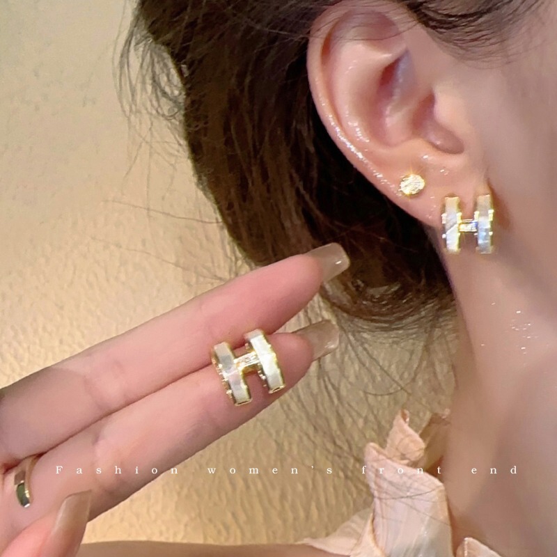 Shopkeeper's self-retained style ~ high-grade letter earrings 2023 new niche design light luxury silver needle ear pin for women