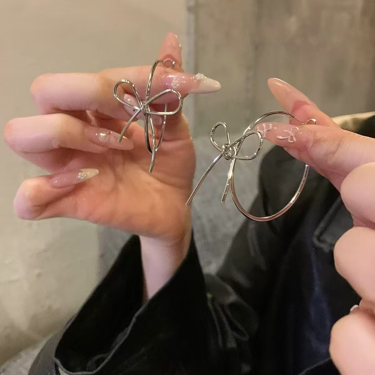 Pendientes de metal transfronterizos de otoño e invierno con aguja de plata, pendientes, pendientes de viento frío de moda de nicho, pendientes de lujo de alta gama de luz de todo fósforo