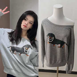 长期现货2026春季卢昱晓同款美式复古珍珠腊肠狗斜肩圆领印花上衣