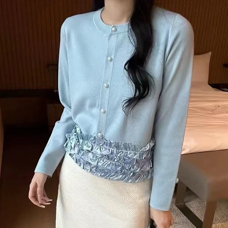 2025年の春の新型の底のレースは優しい風のウールのニットの女性の小さい衆をつなぎ合わせて年齢のセーターを減らします。