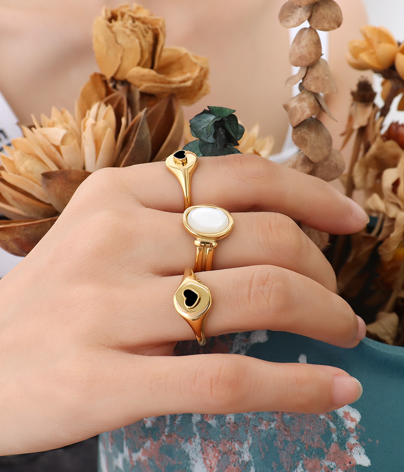 Retro Light Luxury Round White Sea Shell Charming Ring Real Gold Titanium Steel Jewelry display picture 9