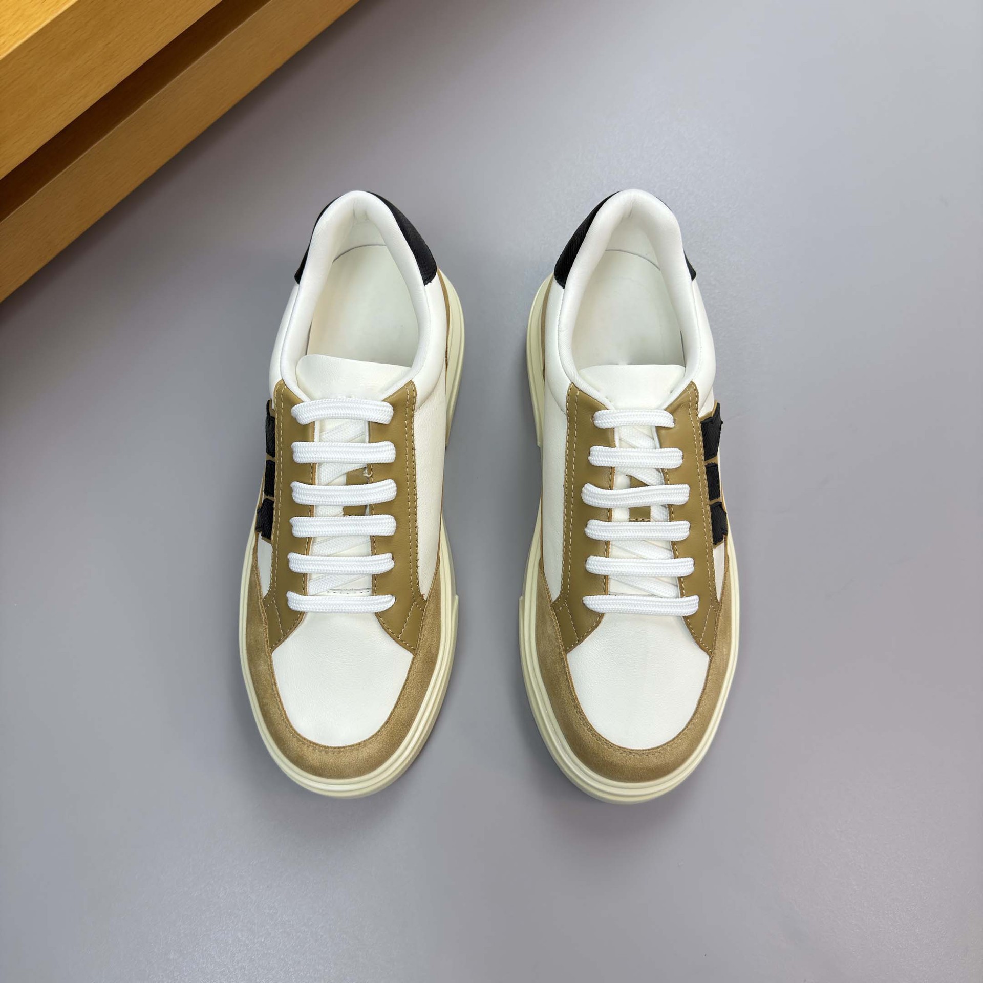 Estación europea clásica de cuero de vaca de hombre color deportivo pequeño zapato blanco cordón casual zapato de skate plano de altura baja moda versátil