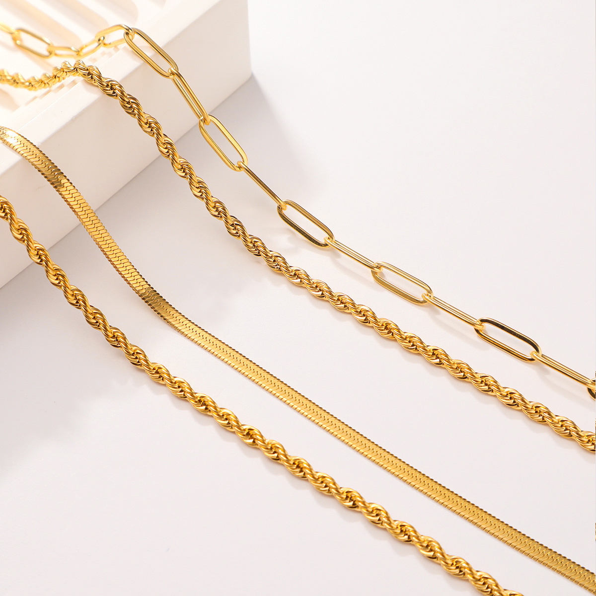 Minimalistische Layer-halskette Mit Filigraner Goldkette_voghion.com