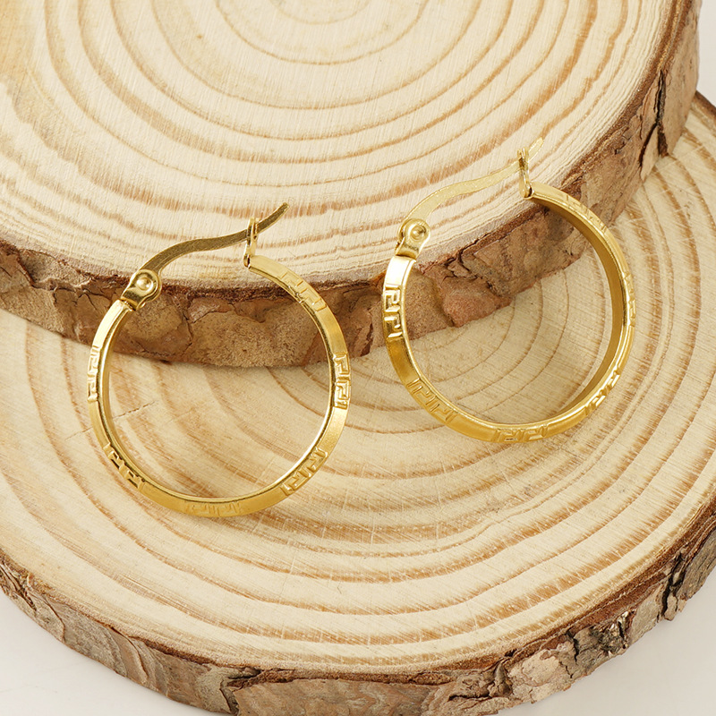 Cruz-frontera europea y americana ins estilo de titanio de acero círculo hebilla pendientes de acero inoxidable 18K Luz de lujo todo partido pendientes geométricos para las mujeres