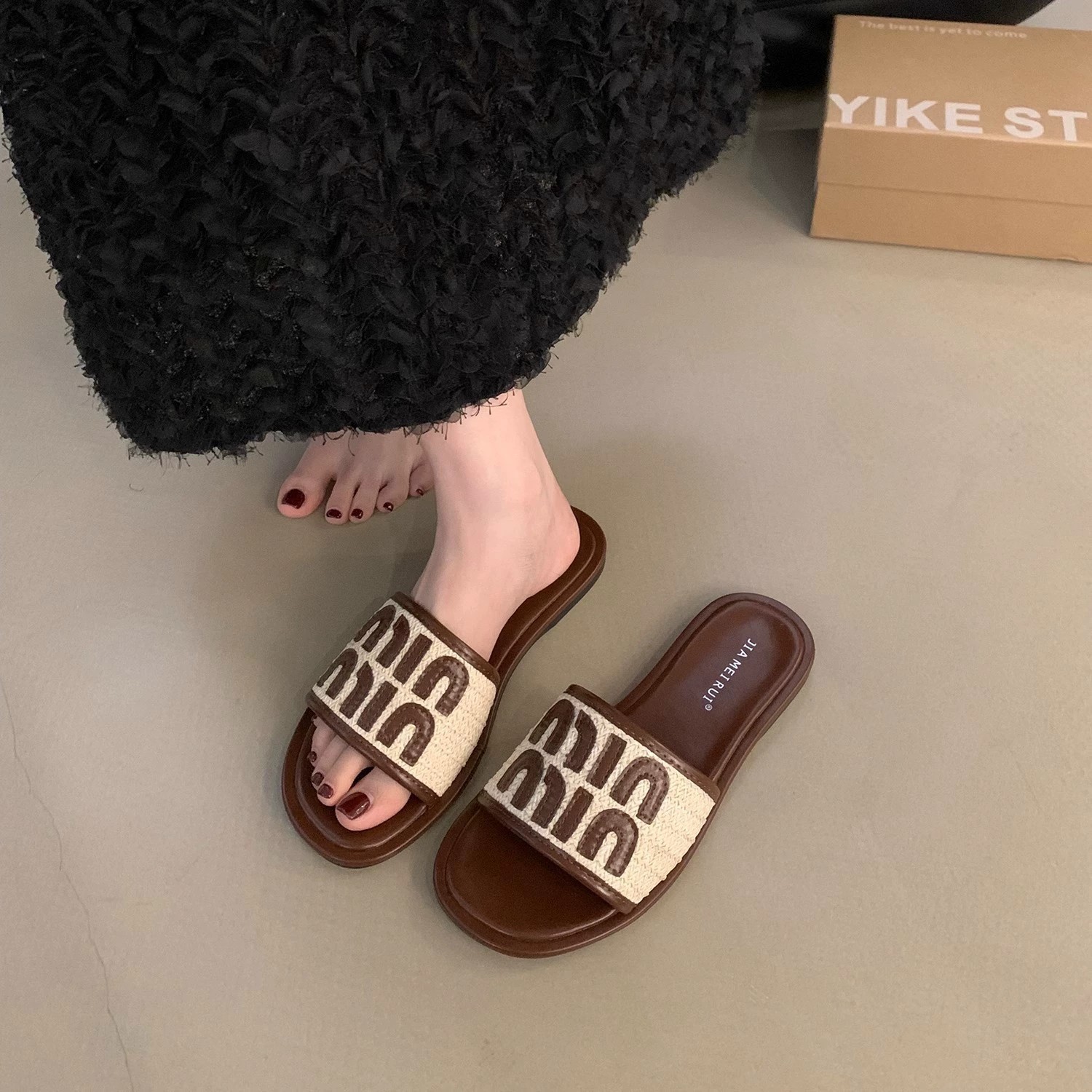 Temperamento pequeño estilo fragante sandalias y pantuflas planas estilo mujer ropa exterior verano mujer salir a la playa playa con falda chanclas