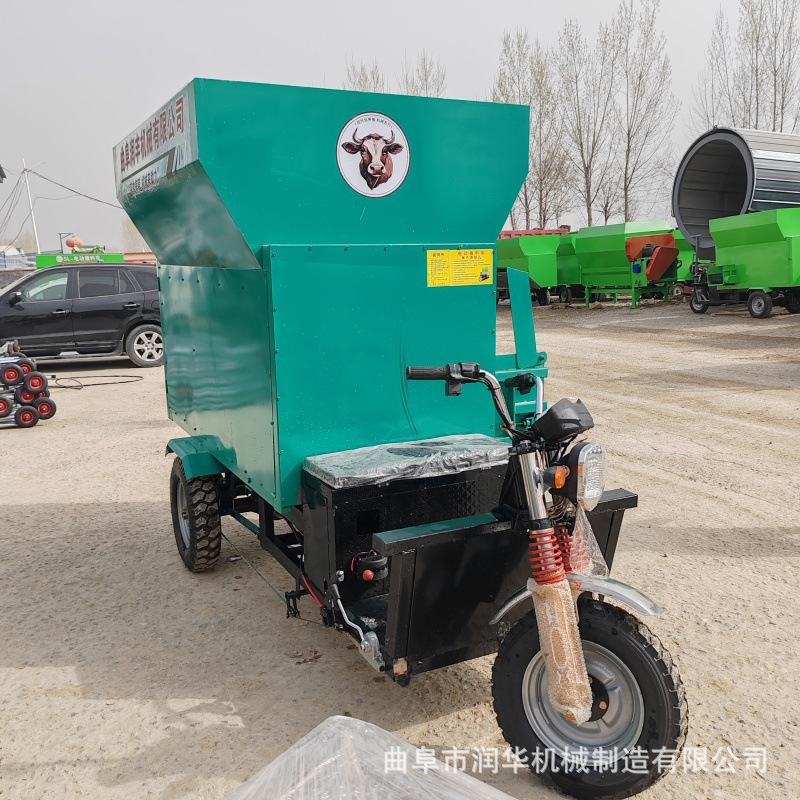个体养牛户使用电动撒料车双侧出料螺旋式喂料车操作简单3方投料