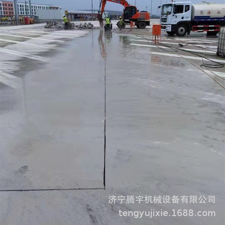 手推式柴油马路切割机 混凝土路面铁路 水稳层用带轨道开槽机现货