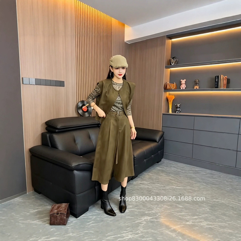 Olive green vest and wide-leg pants set for women, early autumn fashion, elegant geometric print, high-waisted pleated two-piece outfit Olive green vest and wide-leg pants set for women, early autumn fashion, elegant geometric print, high-waisted pleated two-piece outfit