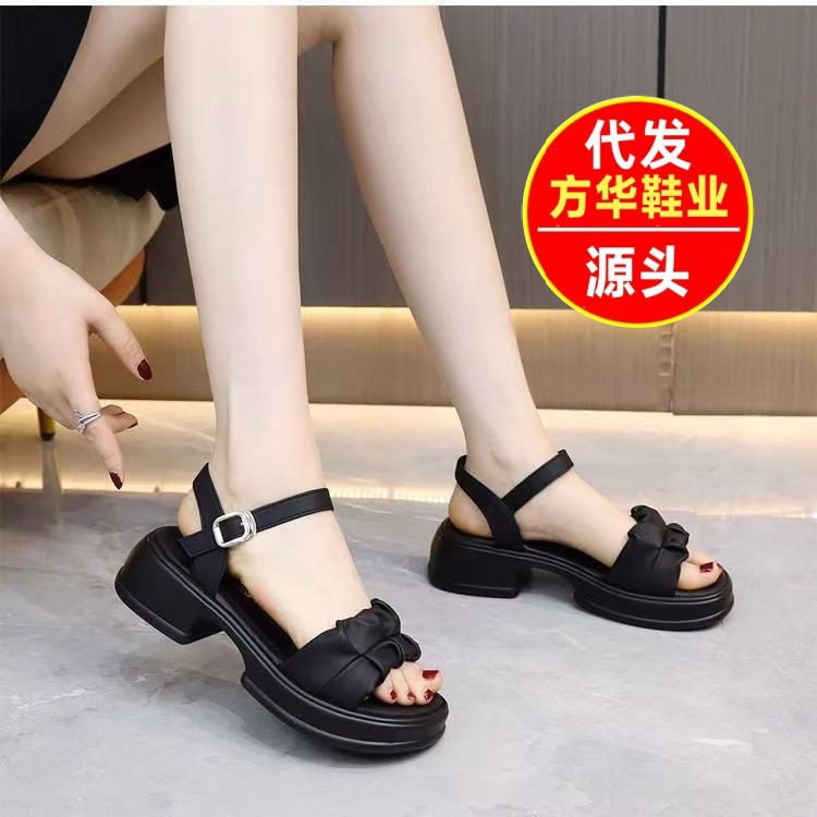 Sandalias de viento de hadas de fondo grueso para mujeres 2026 verano nuevo estilo de alta gama dulce de cuero suave sandalias de playa de una palabra