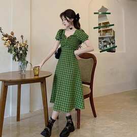 2025新款绿色微胖女孩夏季格子法式显瘦收腰气质甜美泡泡袖连衣裙