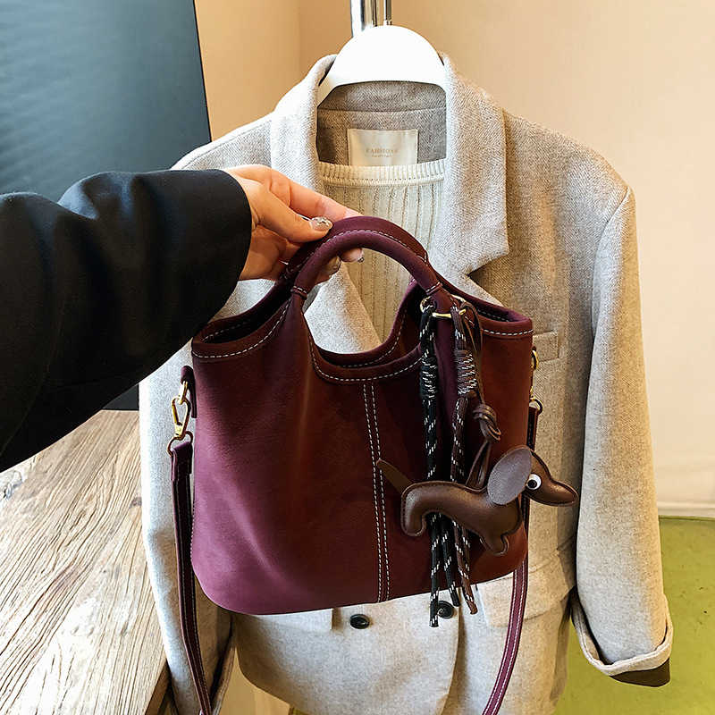 Transfronterizos viajeros bolsas de mano retro mate bolsas de balde de mano mujeres otoño e invierno 2025 nuevo mochila de hombro