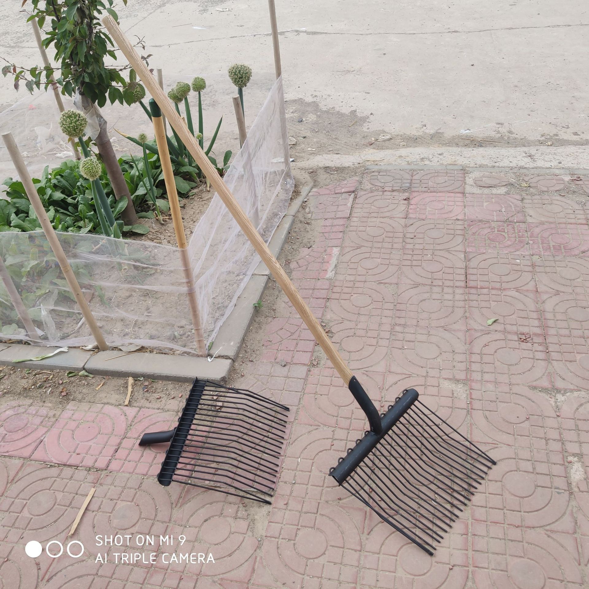 Steel wire fork for horse manure, equestrian supplies, stable cleaning fork, hay fork, horse harness steel fork, livestock farm