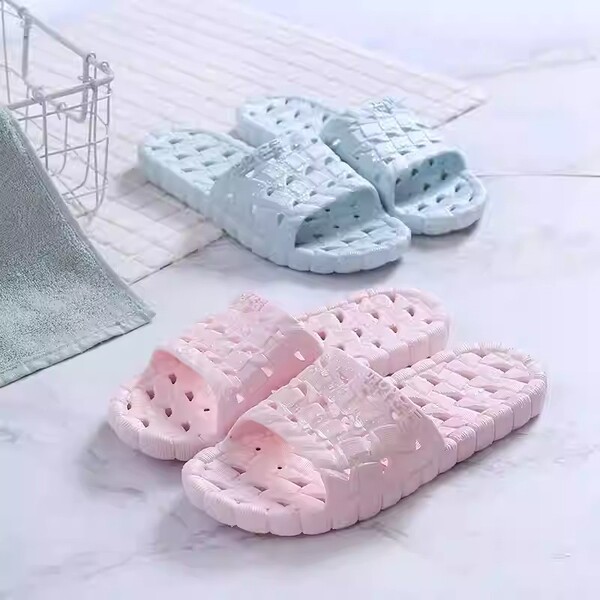 Non-slip women's slippers for bathroom