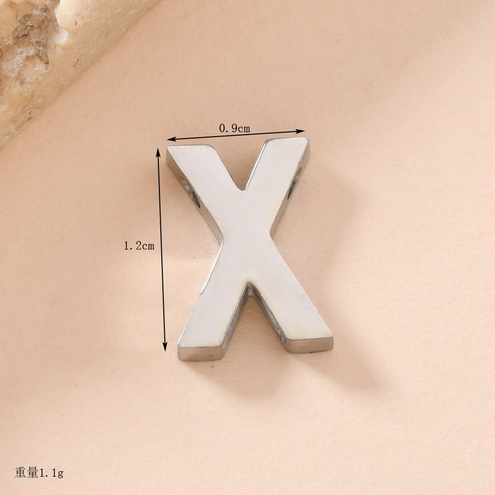 Venta caliente transfronteriza 26 letras inglesas colgantes de agujero recto collar de acero inoxidable colgantes accesorios de letras de bricolaje fabricantes de joyas