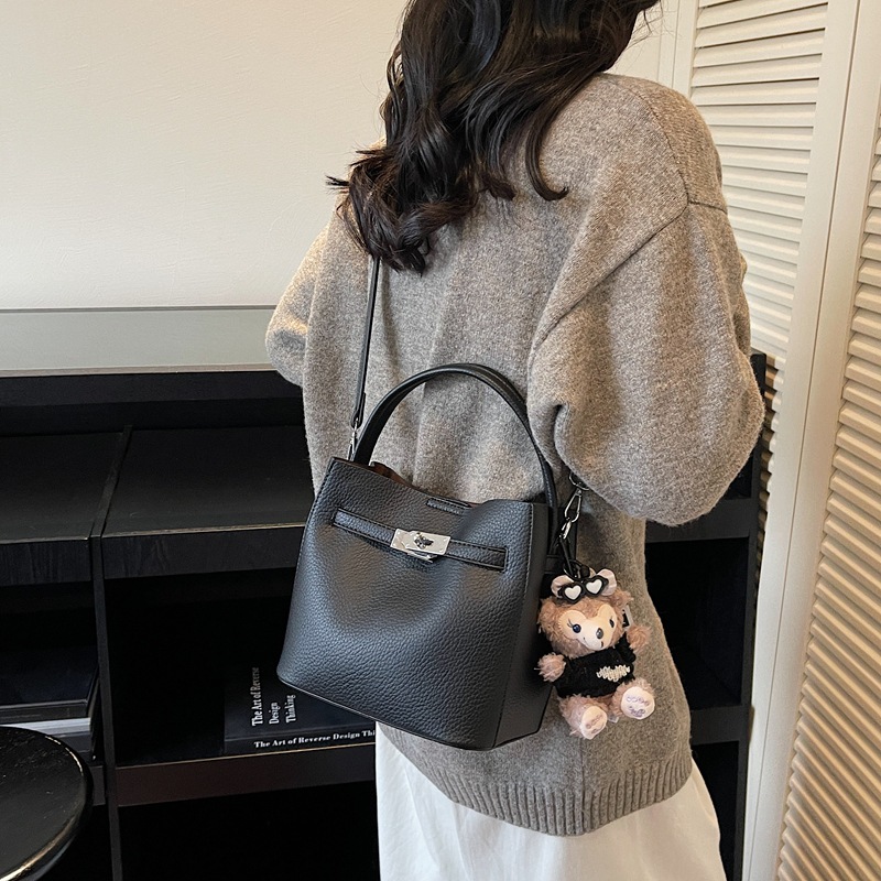 Bolso de mano de alta sensación para mujeres 2025, nueva moda versátil bolso de mochila de gran capacidad de viaje a casa bolso de cubo