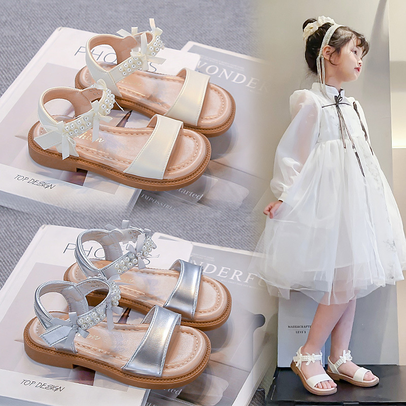 Fashionable children's sandals with bow