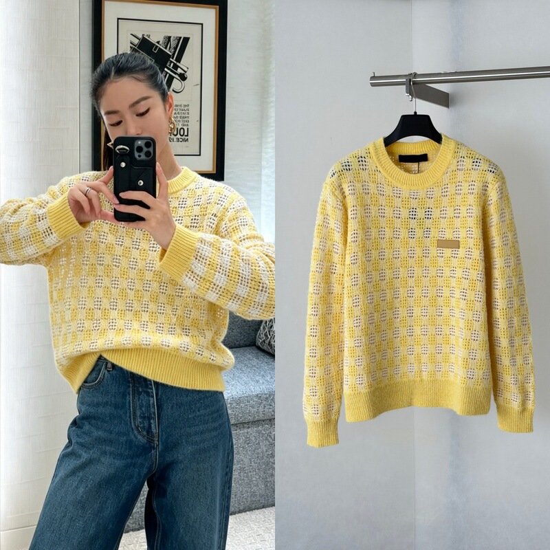Top-quality 26SS trendy brand new checkerboard pattern knit sweater with a hollow-out design and round neckline, available for both men and women Top-quality 26SS trendy brand new checkerboard pattern knit sweater with a hollow-out design and round neckline, available for both men and women