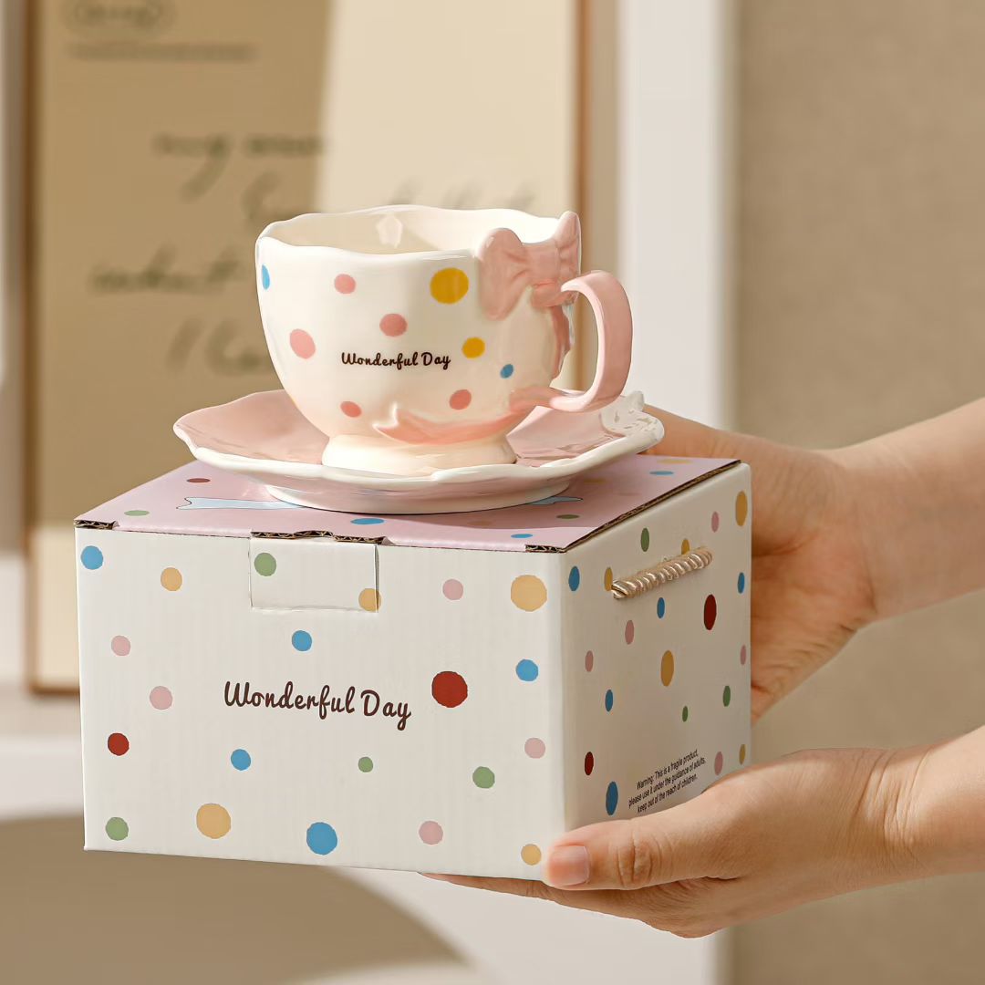 Creativa onda de dibujos animados punto arco taza y plato combinación de taza de cerámica personalidad de alto valor facial regalo taza de agua de té de la tarde