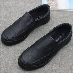 新型の低い足でカジュアルな男性靴を漕ぐ秋のシンプルな足の男性靴の黒いビジネス靴