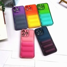 适用羽绒服苹果15ProMax手机壳iPhone14Plus电镀网红彩虹硅胶液态