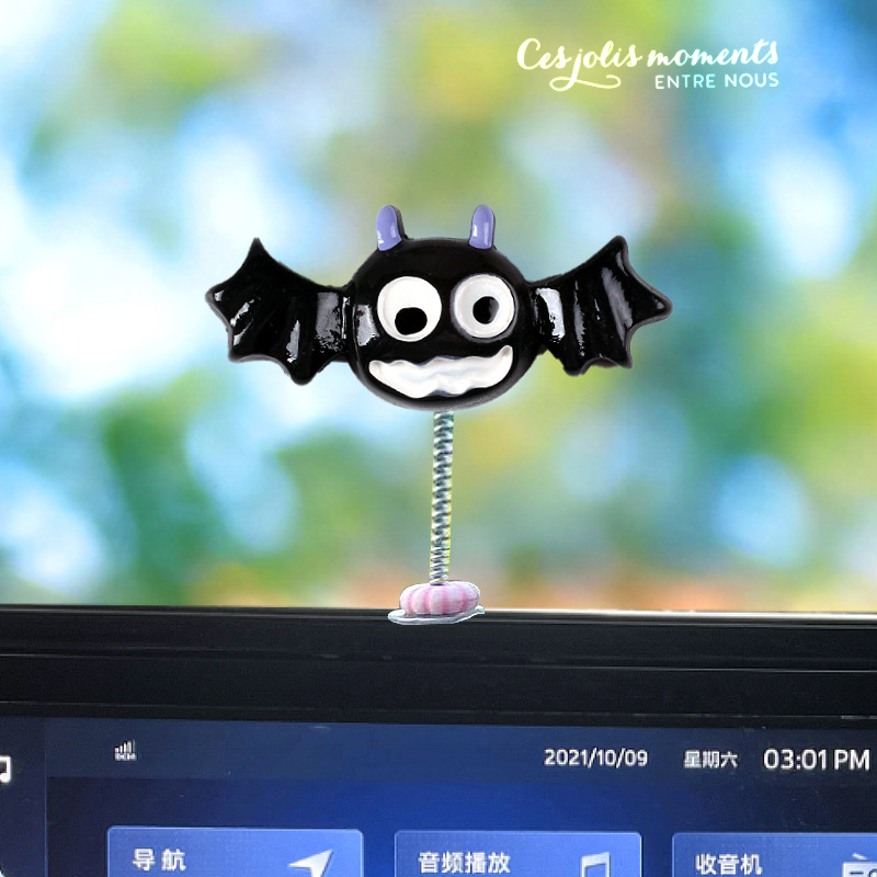 Coche de Halloween sacudiendo la cabeza pequeños adornos nuevos y adorables adornos de pantalla de consola central de coche de carne