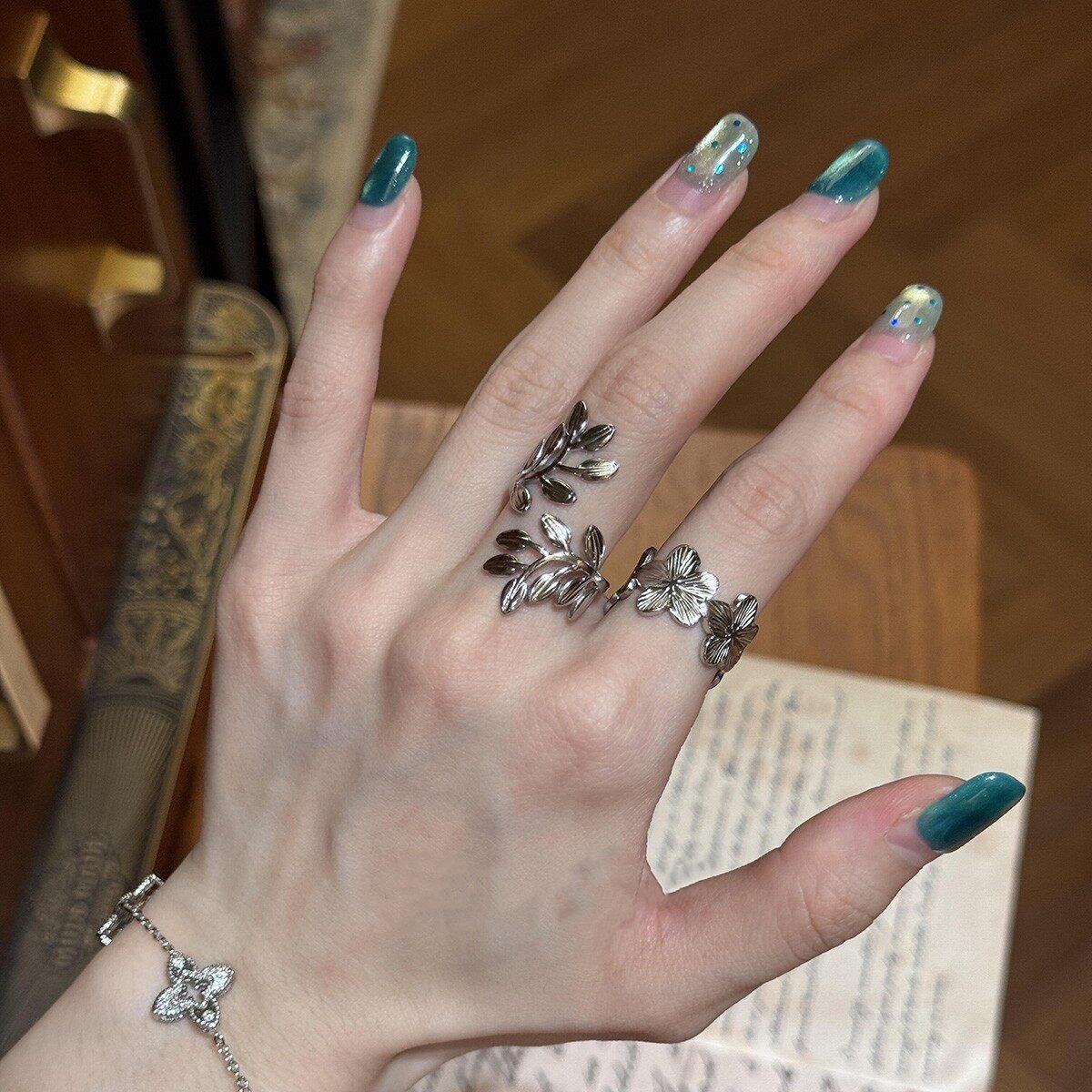 Korean-style floral and leaf ring for women, 2026 new model, light luxury niche high-end personalized index finger open ring