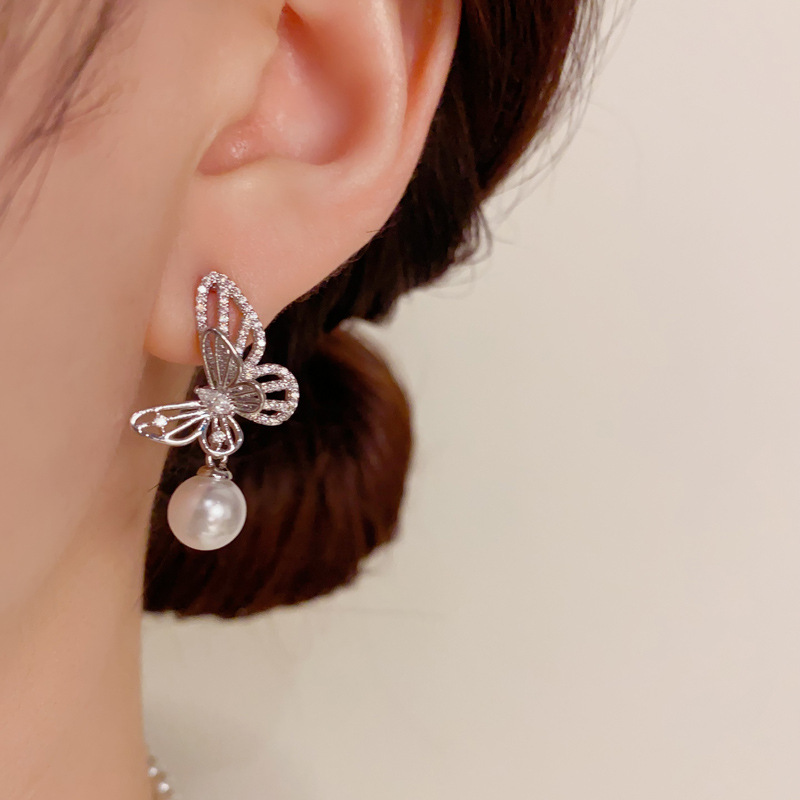 Orecchini pendenti farfalla perla e zircone con perno argento_voghion.com
