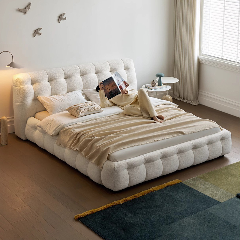 Cama de tela de malvavisco francés, estilo crema simple moderno, dormitorio principal, cama doble de lana de cordero, cama de boda de lujo ligera