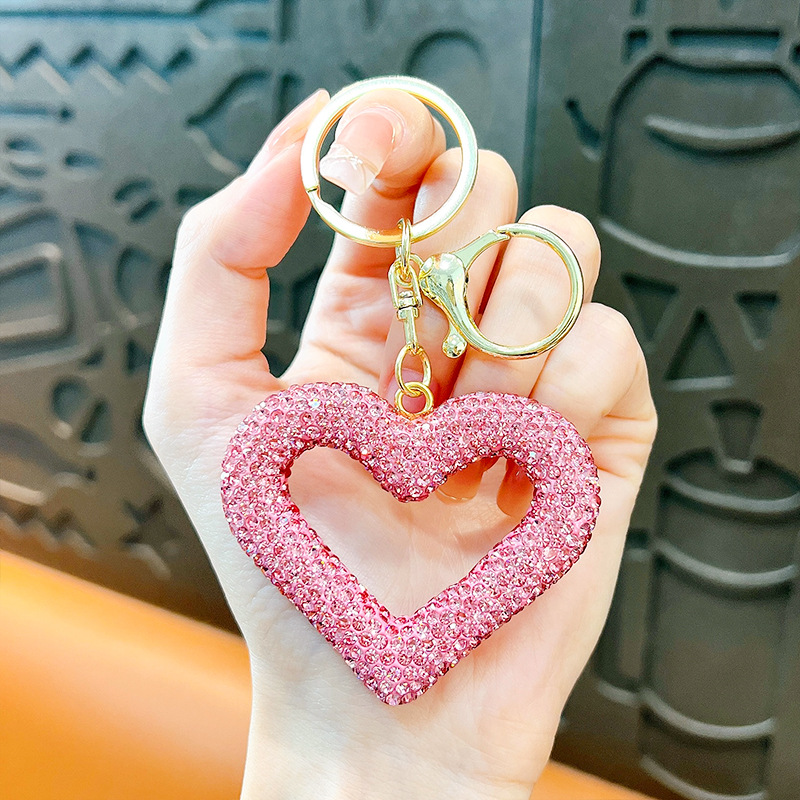 Llavero de corazón de melocotón de diamantes huecos, llavero de coche de amor de diamantes creativos, cubierta de auriculares portátil, colgante pequeño