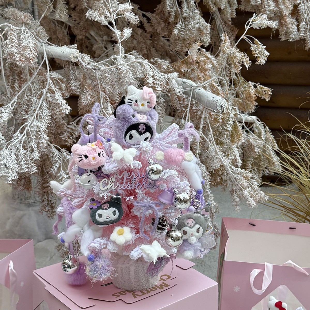 완성된 선물 가방 스타일의 쿠로메 뮤직 박스 크리스마스 트리의 크기는 약 50×35cm입니다.