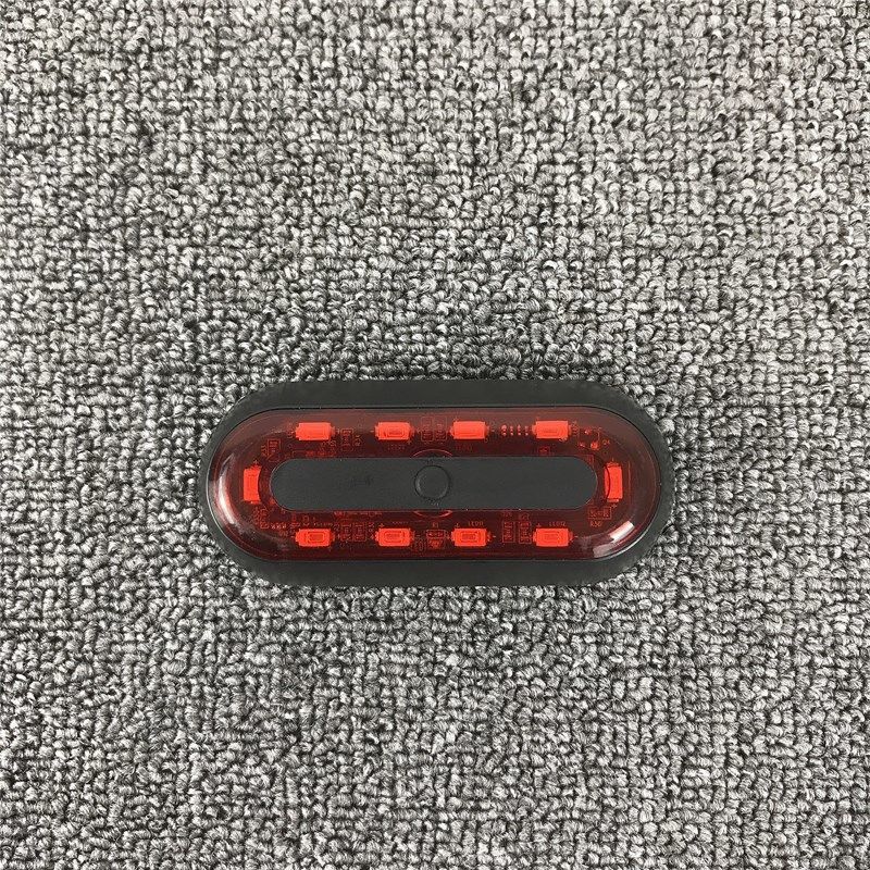 Casco luz de advertencia de la batería de litio de la noche de montar luz trasera luz de la bicicleta eléctrica casquillo decorativo tienes hambre para la conducción