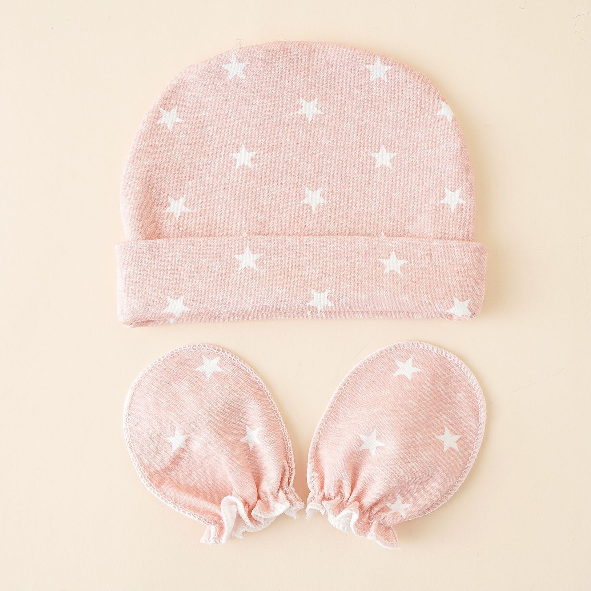 Sombrero de bebé primavera y otoño invierno 0-3-6 meses tamaño súper pequeño conjunto de dos piezas patrón de estrella bolsa de recién nacido guantes tapa del neumático