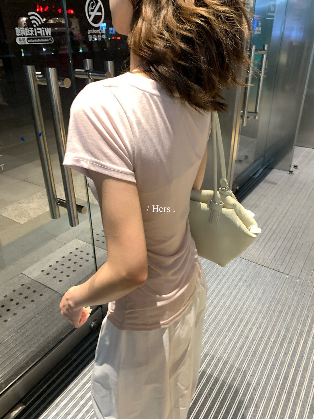 Áo thun nữ cổ V tay ngắn phong cách Hàn Quốc, form chuẩn vai, thiết kế đơn giản, mặc đẹp mọi dáng — màu đen, trắng ngà, màu hồng, xanh lá cây chi tiết 16