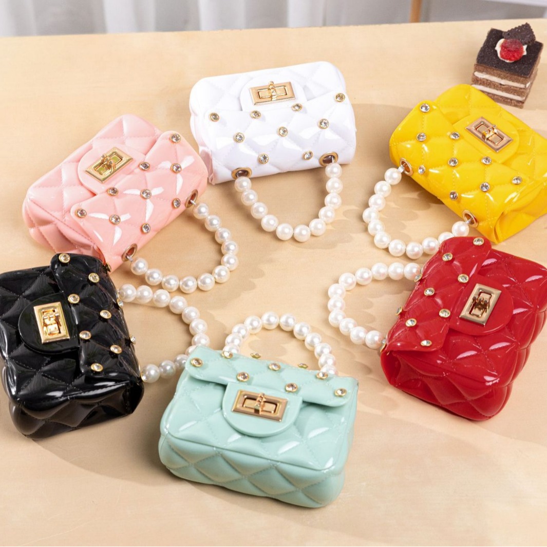 Bolsas de mujer al por mayor 2023 bolsas de diamante mini jelly bolsas de perlas bolsas de lápiz labial portátiles bolsas de hombro para mujeres bolsas de mochila para mujeres.