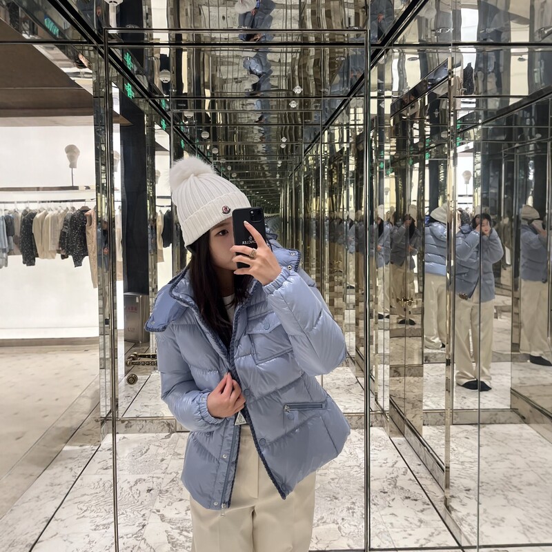 Short hooded down jacket for women, new winter model, white duck down warm coat, light blue, waist-cinching puffer jacket, fashionable style Short hooded down jacket for women, new winter model, white duck down warm coat, light blue, waist-cinching puffer jacket, fashionable style