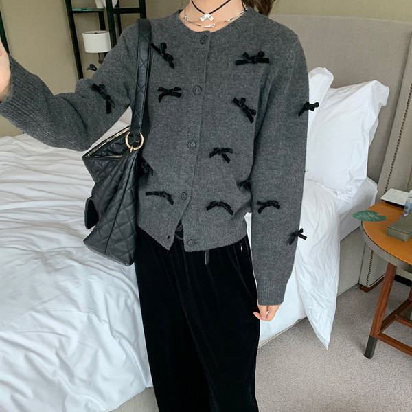 Design cute fitted knitted sweater with bow with a round collar