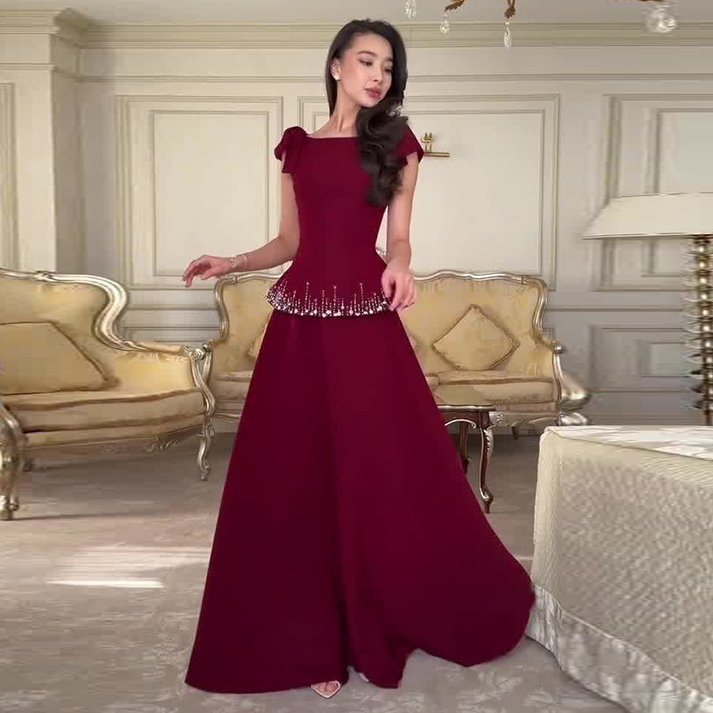 Qadın iki hissəli yay libası və uzun yubka dəsti